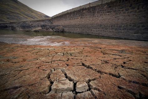 La tierra de la represa de Hampaturi esta totalmente seca. Foto: La Razón 