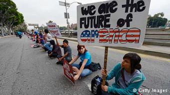 Studenten in Los Angeles demonstrieren gegen Abschiebung illegaler Einwanderer (Getty Images)