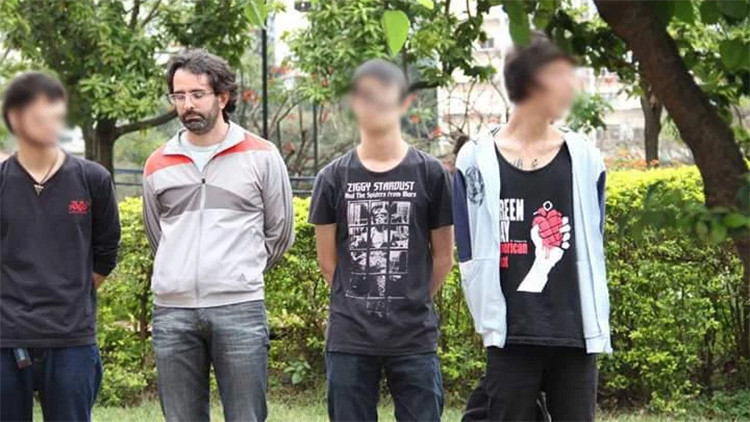 El agente infiltrado, entre otras personas arrestadas
