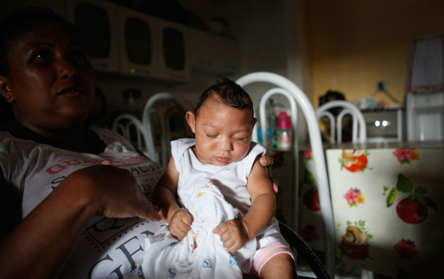 Alice Vitoria Gomes Bezerra sostiene a su hijo de tres meses que tiene microcefalia  en Recife, en Brasil.  En los últimos cuatro meses las autoridades han registrado 4.000 casos de esta condición que estarían relacionados con el zika.(Crédito:Tama/Getty Images)