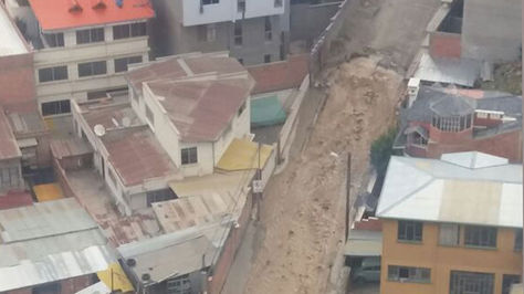 La magnitud de la fuga de agua en las calles 16 y 17 de Obrajes
