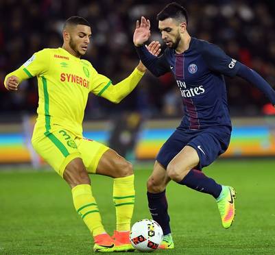 Pastore busca llevarse la pelota ante Diego Carlos, del Nantes. (Foto: AFP)