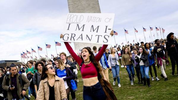 Protestas. Jóvenes universitarios manifestaron esta semana contra las políticas de Trump sobre migración. /BLOOMBERG