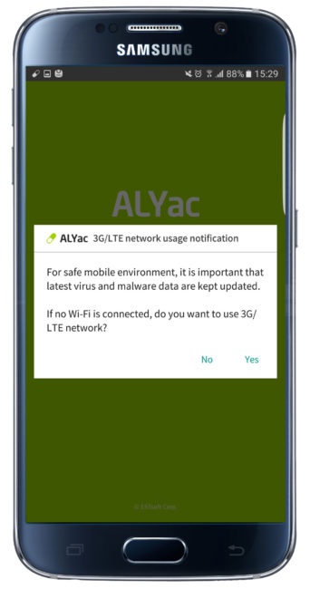 Permiso Con el paso del tiempo y la instalación de aplicaciones (y el uso diario), los dispositivos Android no funcionan exactamente igual que el primer día que se sacó de la caja. Si no se desea reiniciarlo de fábrica, lo más recomendable es utilizar un desarrollo que permita tenerlo perfectamente a punto para cuando sea necesario dar uso al teléfono o tablet. Una de las que merece la pena probar es ALYac. Esta es una aplicación que lo que busca es revisar los apartados más importantes que son de la partida en un terminal Android, como por ejemplo el uso de la memoria o el buen funcionamiento de los desarrollos que lo tienen instalados. De esta forma, lo que se consigue es que el dar uso a un smartphone con el trabajo de Google se consigue siempre tener la mejor experiencia de uso. Que no es poco, la verdad. Es importante indicar que es necesario dar acceso a varios apartados a ALYac, por lo que esto no debe ser algo que cause rechazo, ya que si no se proporciona la que tiene que ver con el almacenamiento, por poner un ejemplo, es imposible conseguir una optimización adecuada. Eso sí, con muy buen criterio los creadores de esta aplicación preguntan si se desea dar uso al soporte en la nube que ofrecen mediante el uso de datos, ya que esto hace que se consuman megas. Lo ideal, si no se es muy exigente, es dejar solo la WiFi. Un buen detalle de ALYac es que se integra en la barra de accesos rápidos, justo debajo, un acceso a las opciones que son de la partida en el trabajo del que estamos hablando. Aquí es posible desde iniciar un escaneo del terminal en cuestión e, incluso, encender el flash trasero a modo de linterna -esto es de gran ayuda si el modelo que se tiene no ofrece esta posibilidad-. El caso, es que el manejo se realiza sin especial complicación.