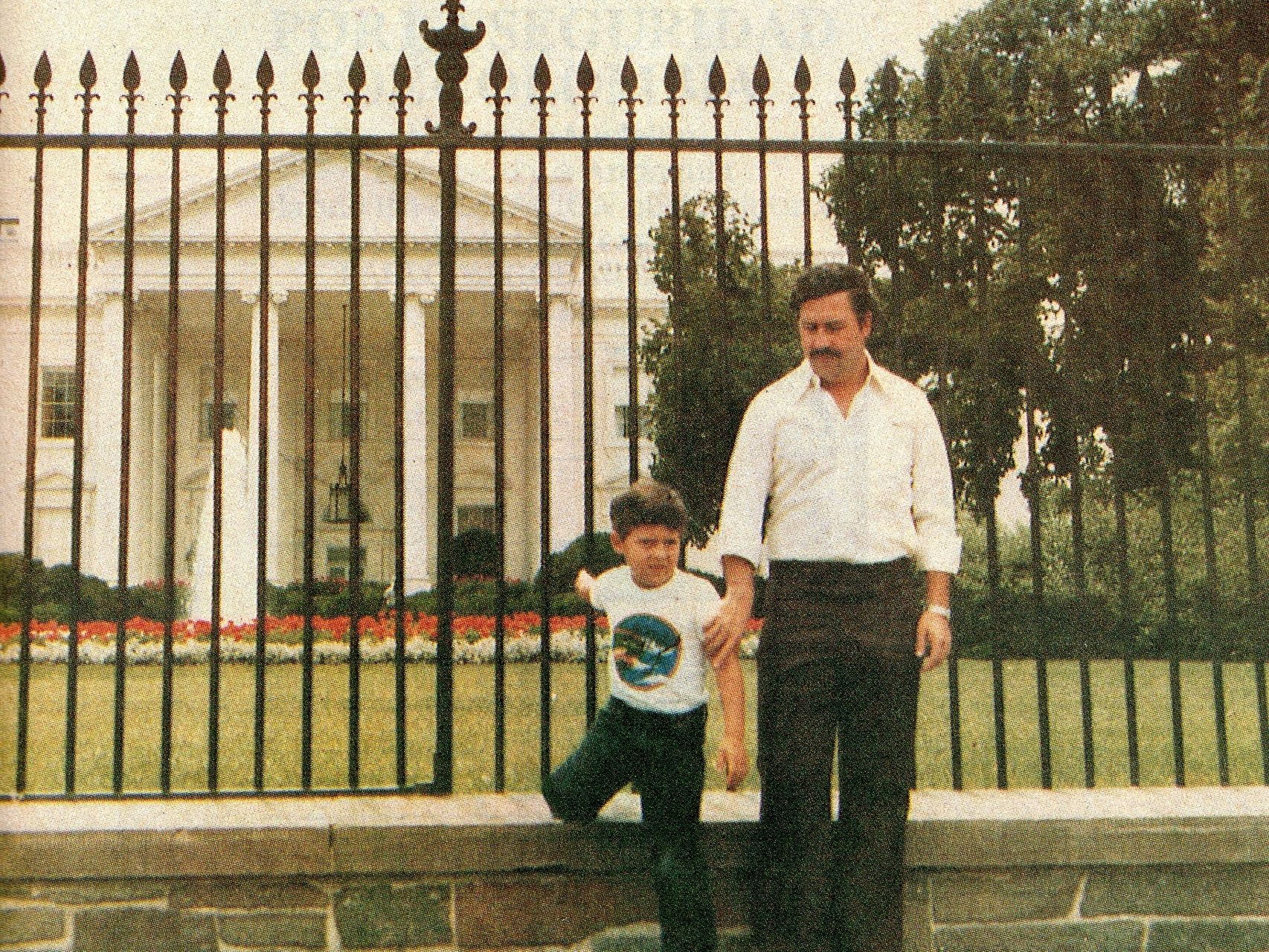 Santiago Marroquín de niño junto a su padre, Pablo Escobar, frente a la Casa Blanca.