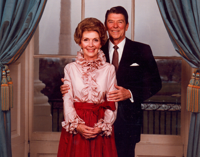 Nancy Reagan junto a Ronald Reagan en la Casa Blanca.