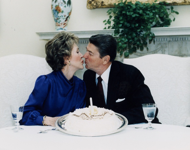Nancy Reagan y Ronald Reagan, celebrando su aniversario de boda en marzo de 1985.