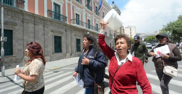 El grupo logró evadir los controles de seguridad e ingresó con algunos escritos políticos contra Evo.