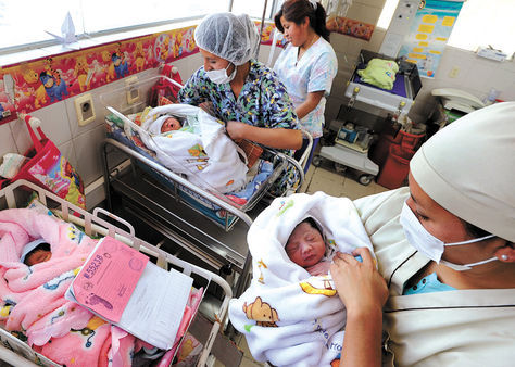 Gestación. Enfermeras y bebés en la sala de recién nacidos del Hospital de la Mujer, en La Paz.