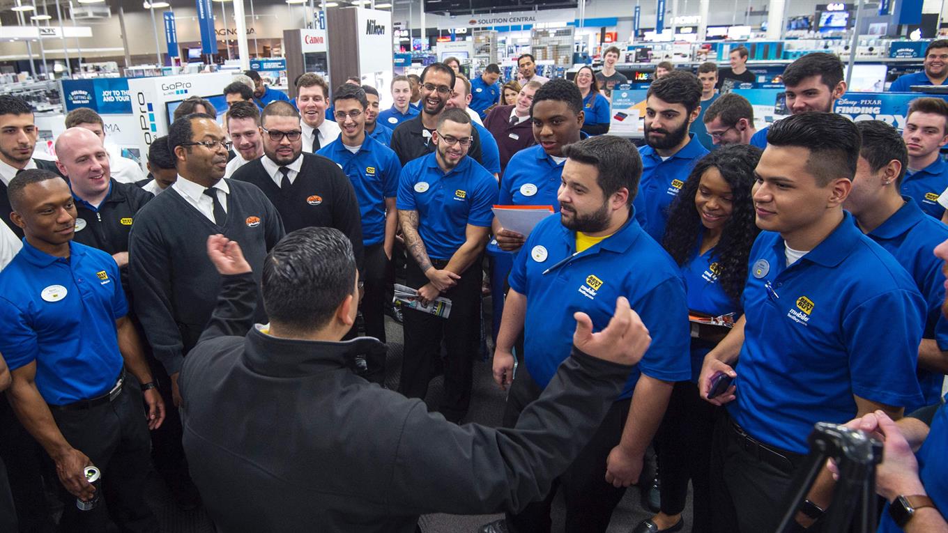 Un gerente de Best Buy dando un discurso a sus empleados momentos antes de abrir las puertas. Foto: AFP / Paul J Richards