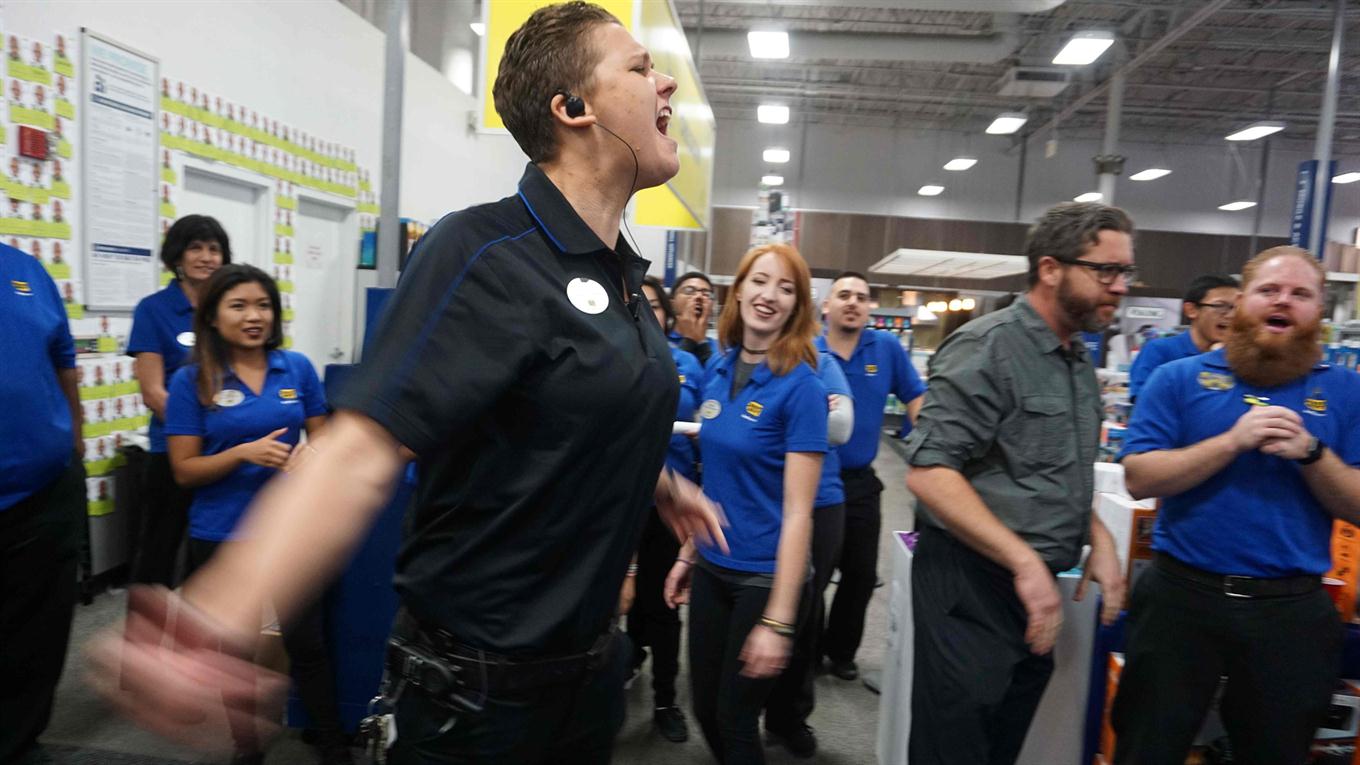Los empleados de Best Buy reciben una charla antes de abrir durante las ventas de Black Friday en San Diego, California. Foto: AFP / Sandy Huffaker