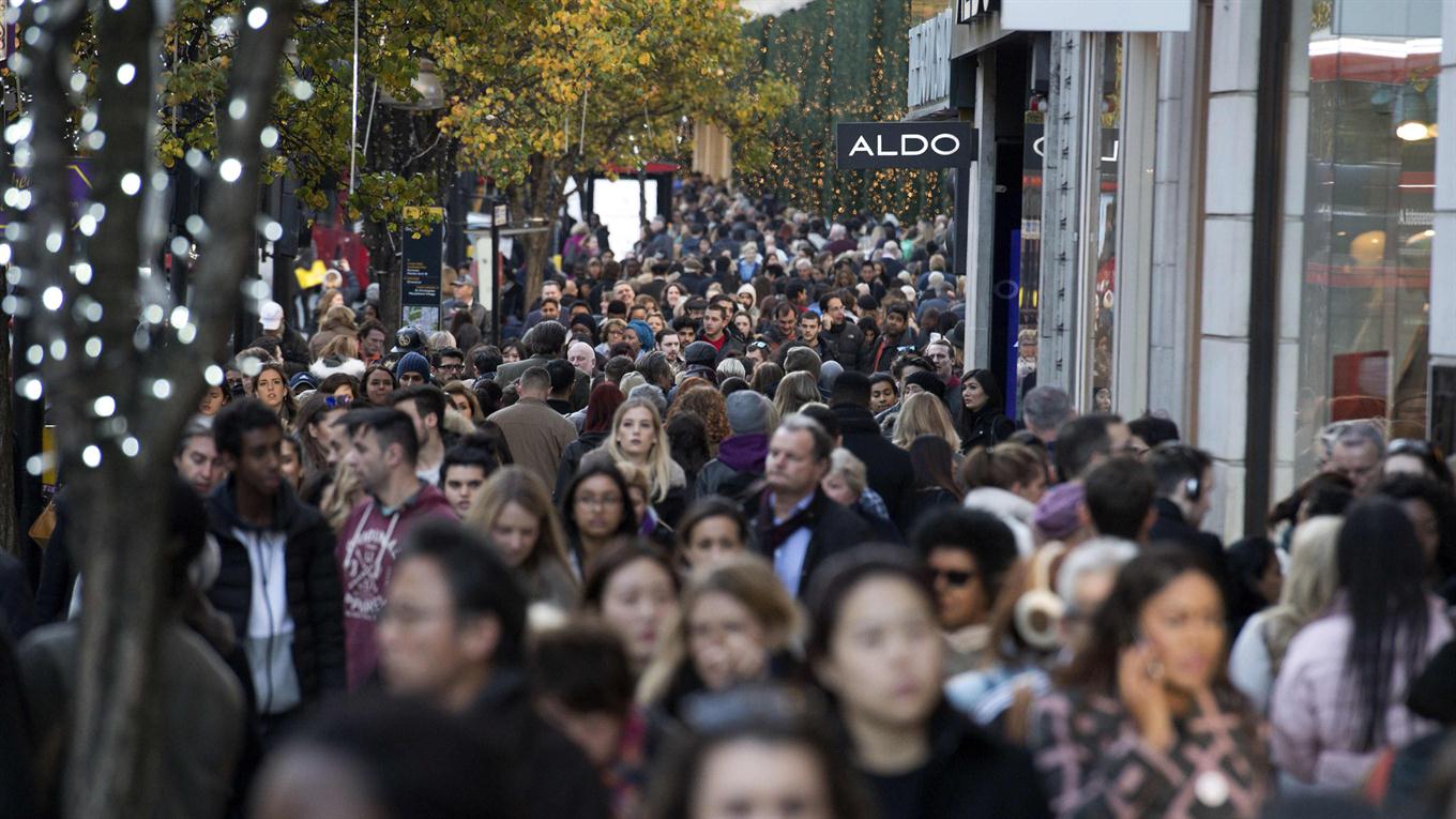 Compradores pasan por las tiendas minoristas de Oxford Street, el 