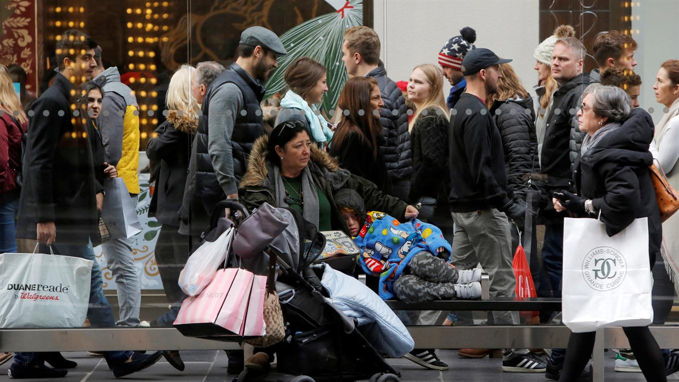 Una mujer y su hijo esperando el colectivo después de las compras. Foto: Reuters / Andrew Kelly