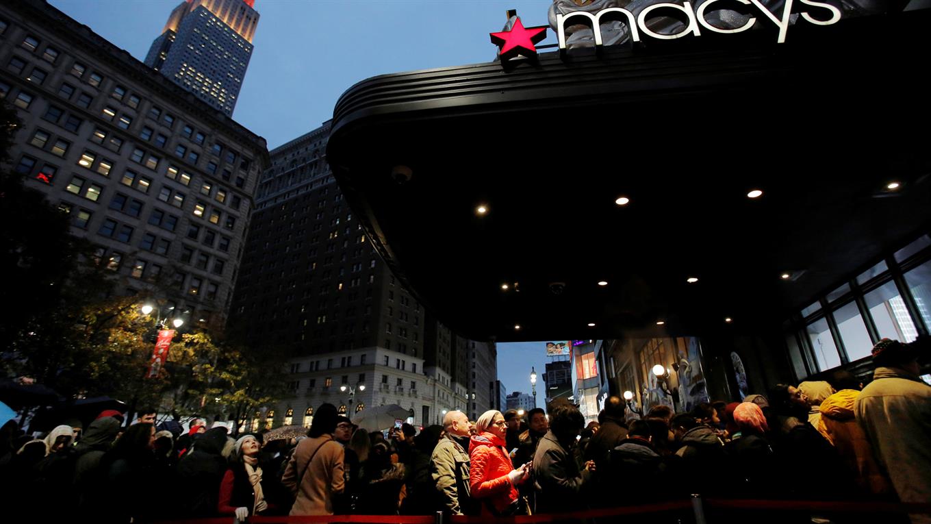 La gente se alinea en la entrada de Macy