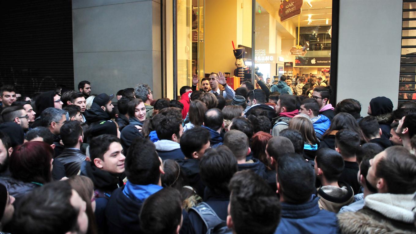 Gente espera afuera de una tienda a que abra sus puerta en Atenas, Grecia. Foto: AFP / Sakis Mitrolidis