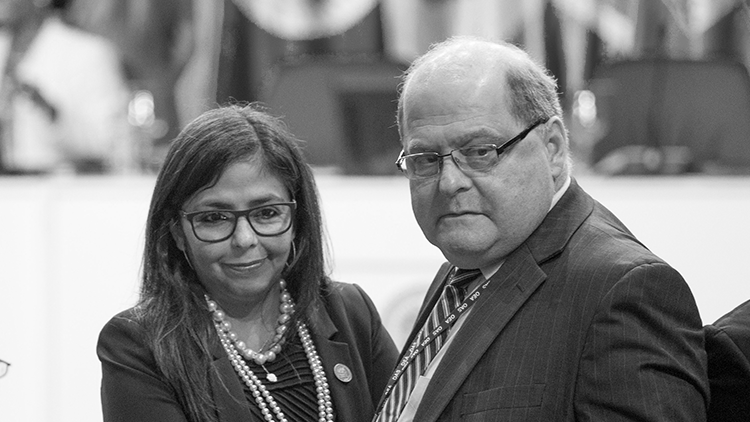 La ministra de Relaciones Exteriores, Delcy Rodríguez, y el embajador de Venezuela ante la Organización de Estados Americanos (OEA), Bernardo Álvarez, asisten a la 46 Asamblea General en Santo Domingo. 14 de junio de 2016.