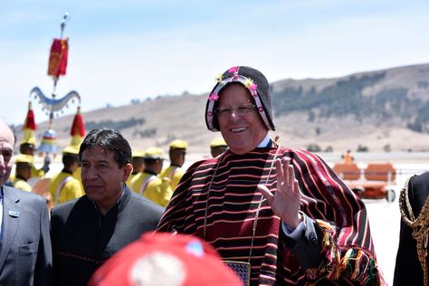 El presidente de Perú, Pedro Pablo Kuczynski, habla a su arribo al aeropuerto de Alcantarí, en Sucre. Foto: Presidencia de Perú