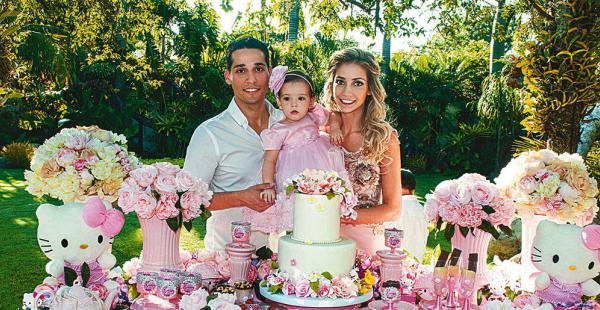 Los esposos Juan Pablo Gutiérrez y María René Antelo Junto A su pequeña Alessandra, en la mesa principal de la fiesta de su primer cumpleaños