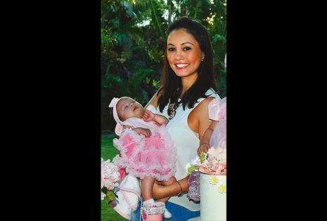 Éricka Cuellar con su niña en brazos, Sarah Montaño