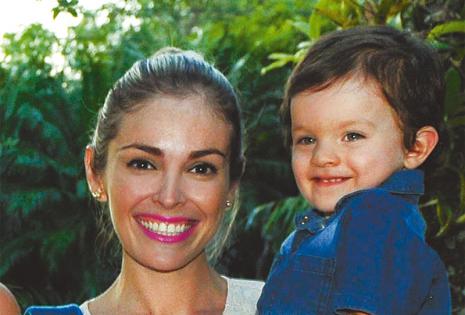 Marcia Ávila con su pequeño Raulito Álvarez