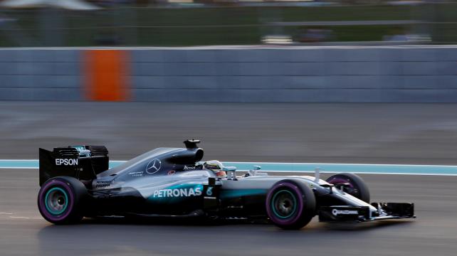 Lewis Hamilton fue el más rápido en el circuito de Yas Marina, que tiene un perímetro de 5.554 metros. Foto: Reuters %image_alt%