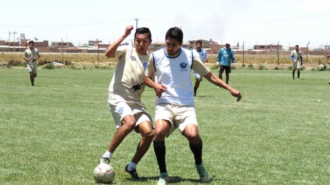 Nicoll Taboada disputa el balón con Douglas Ferrufino durante la práctica de San José. Foto: Etzhel A. Llanque %image_alt%