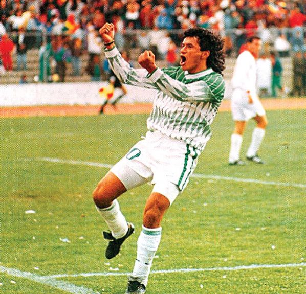 MARCO ANTONIO ETCHEVERRY CELEBRA UNO DE LOS GOLES QUE ANOTÓ EN LAS ELIMINATORIAS AL MUNDIAL DE EEUU.