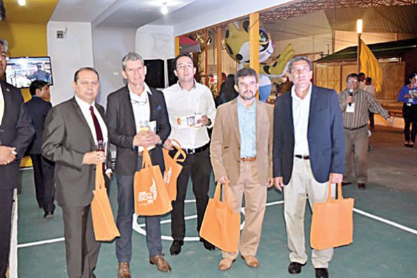 EL MINISTRO TITO MONTAÑO (D) JUNTO A PARTE DEL EQUIPO.