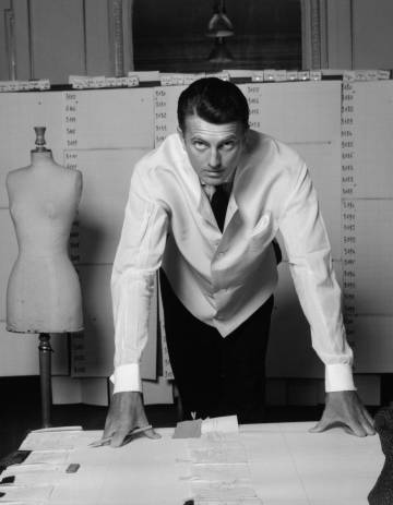 Hubert de Givenchy, en su estudio de París a mediados de los 50.