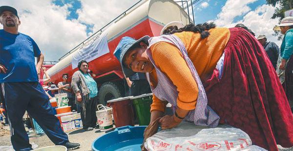 emergencia por el agua vecinos de la paz reclaman solución a la falta del líquido Vecinos de la zona sur de La Paz salieron con turriles y baldes para recibir el líquido vital