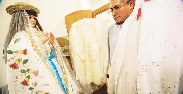devoción a la mamita cotoca prepara la festividad de la patrona del oriente boliviano El párroco muestra las opciones de vestidos para la visita de la Virgen a la capital