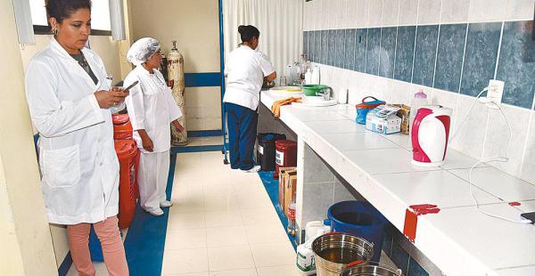 En algunos hospitales de la zona sur utilizan baldes con agua para dotar a los laboratorios