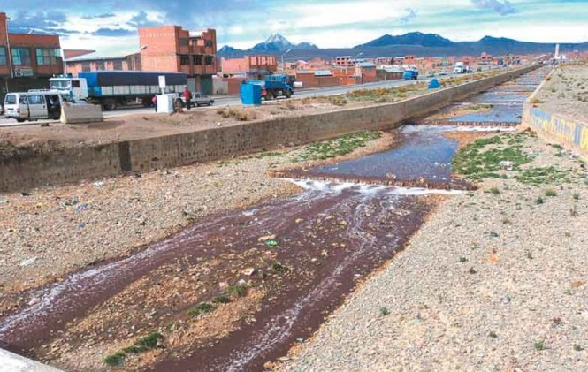 Expertos de la UMSA sugieren que fábricas instalen plantas para tratar desechos líquidos Expertos de la UMSA sugieren que fábricas instalen plantas para tratar desechos líquidos