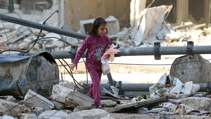 Una niña camina entre las ruinas de un barrio en el este de Alepo, Siria.