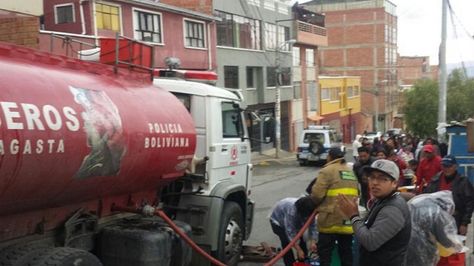 Bomberos distribuye agua a vecinos que bloqueaban en la Calle 9 de Villa San Antonio Bajo.
