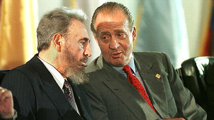 El rey Juan Carlos de España habla con el presidente cubano Fidel Castro durante la ceremonia inaugural de la VII Cumbre Iberoamericana en isla Margarita, Venezuela, 8 de noviembre de 1997.