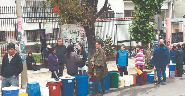 avenida busch en miraflores es uno de los barrios afectados por la escasez de agua potable El diputado Gonzalo Barrientos (UD) hizo fila junto a un grupo de vecinos para recibir agua