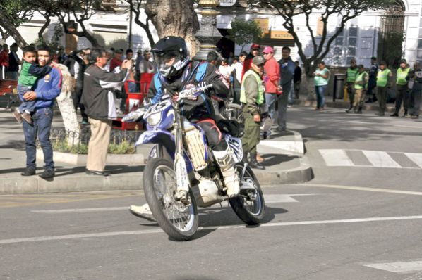UNO DE LOS PILOTOS PARTICIPANTES EN EL GRAN PREMIO NACIONAL DE AUTOMOVILISMO, DURANTE LA LARGADA. APG