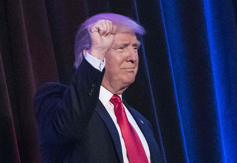 Un satisfecho Donald Trump se alista para su discurso después de conocer el resultado final. Foto: AFP