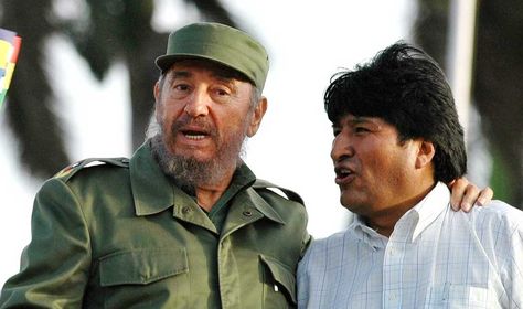 El líder cubano Fidel Castro, junto a Evo Morales, presidente de Bolivia, en la Plaza de la Revolución, en La Habana.