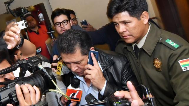 Momento en el que Rolando López es conducido a una celda de la Felcc en Cochabamba. Foto. APG %image_alt%