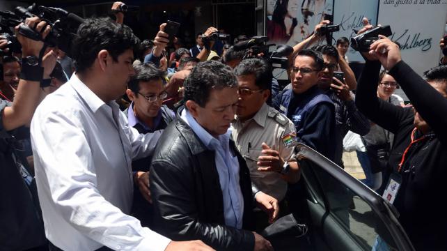 Rolando López abandonando la Fiscalía Departamental de Cochabamba. Foto: Los Tiempos %image_alt%