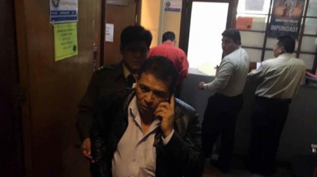 López después de prestar su declaración en la Fiscalía Foto: Los Tiempos %image_alt%