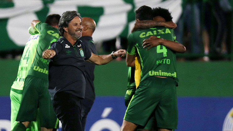 El director técnico del Chapecoense, Caio Junior, celebra con sus jugadores el pase a la final de la Copa Sudamericana.