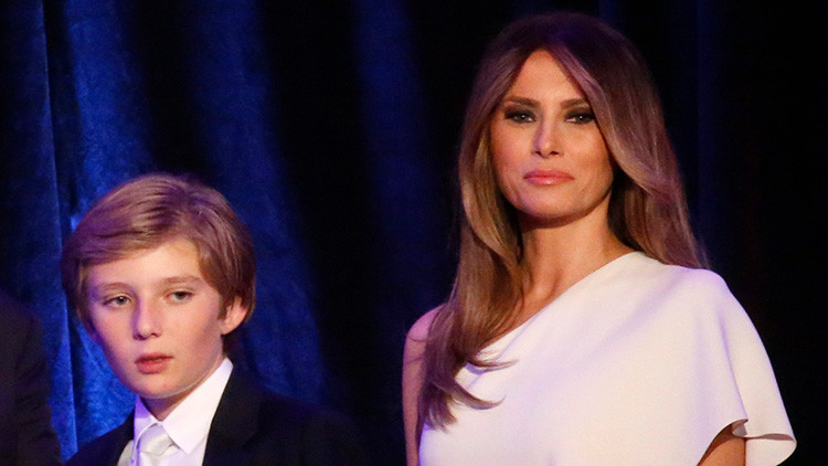 Melania, esposa del presidente electo de EE.UU., Donald Trump, y su hijo Barron, el 9 de noviembre de 2016.