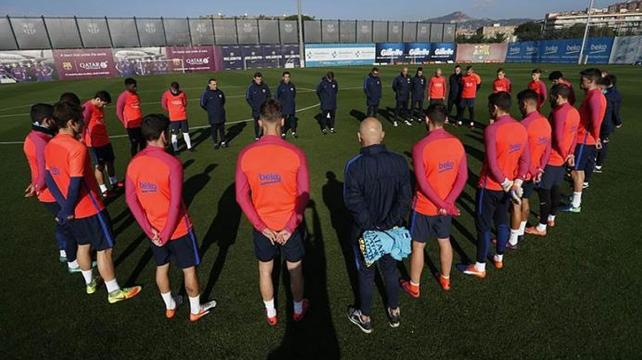 Los jugadores del Barcelona guardaron un minuto de silencio antes de entrenar. Foto: Internet %image_alt%