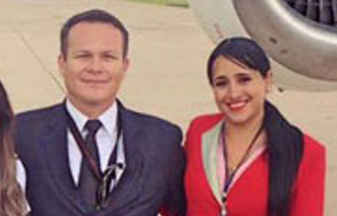 Ximena Suárez junto al piloto del avión de Lamia poco antes de partir en el vuelo rumbo a Colombia