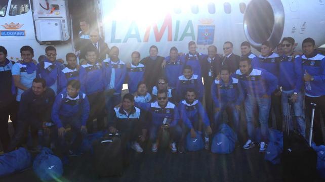 Los jugadores de Blooming en su viaje a Colonia, Uruguay, en LaMia. Foto: Facebook/Pablo Salinas %image_alt%