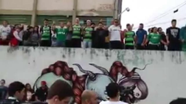 Los hinchas y lo nueve jugadores que no viajaron hicieron oraciones en la sede del club. Foto: DC Esportes %image_alt%