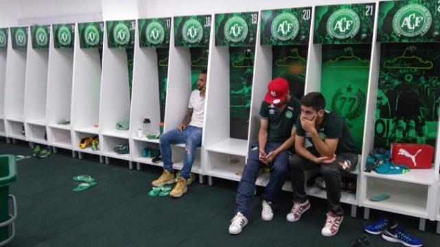 Desconsuelo de los jugadores que no fueron convocados en los vestuarios del Chapecoense. Foto: Internet %image_alt%